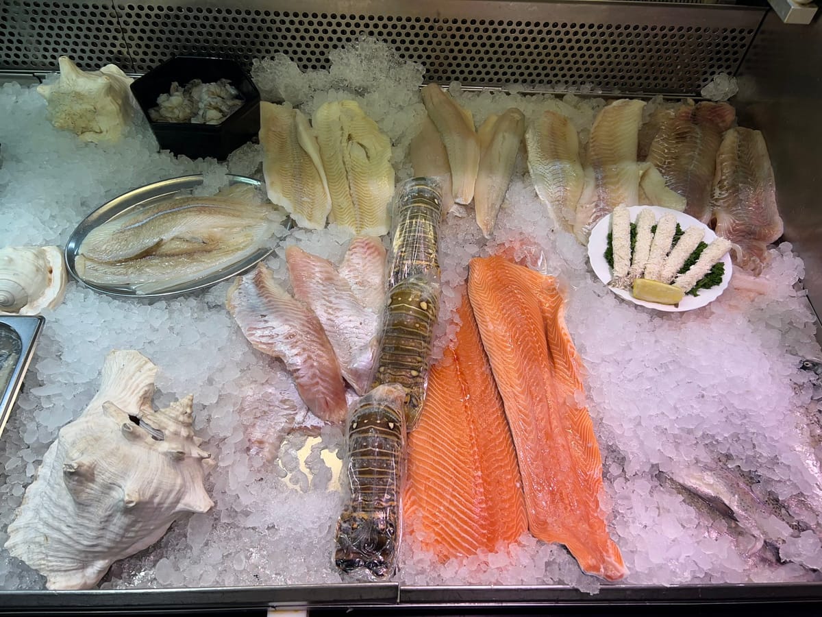 Frischetheke mit Fischfilets auf Eis