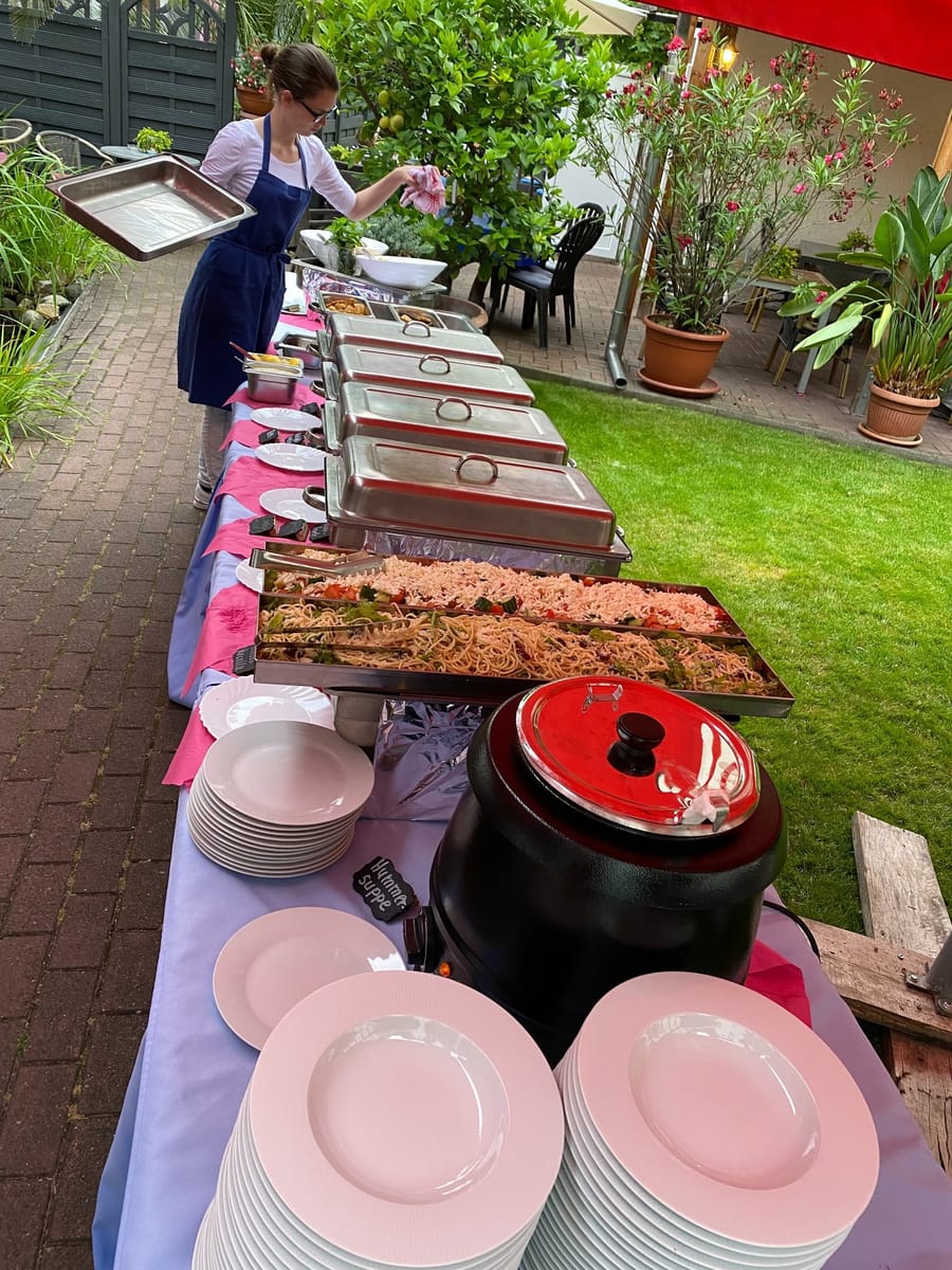 Mediterranes Buffet im Biergarten