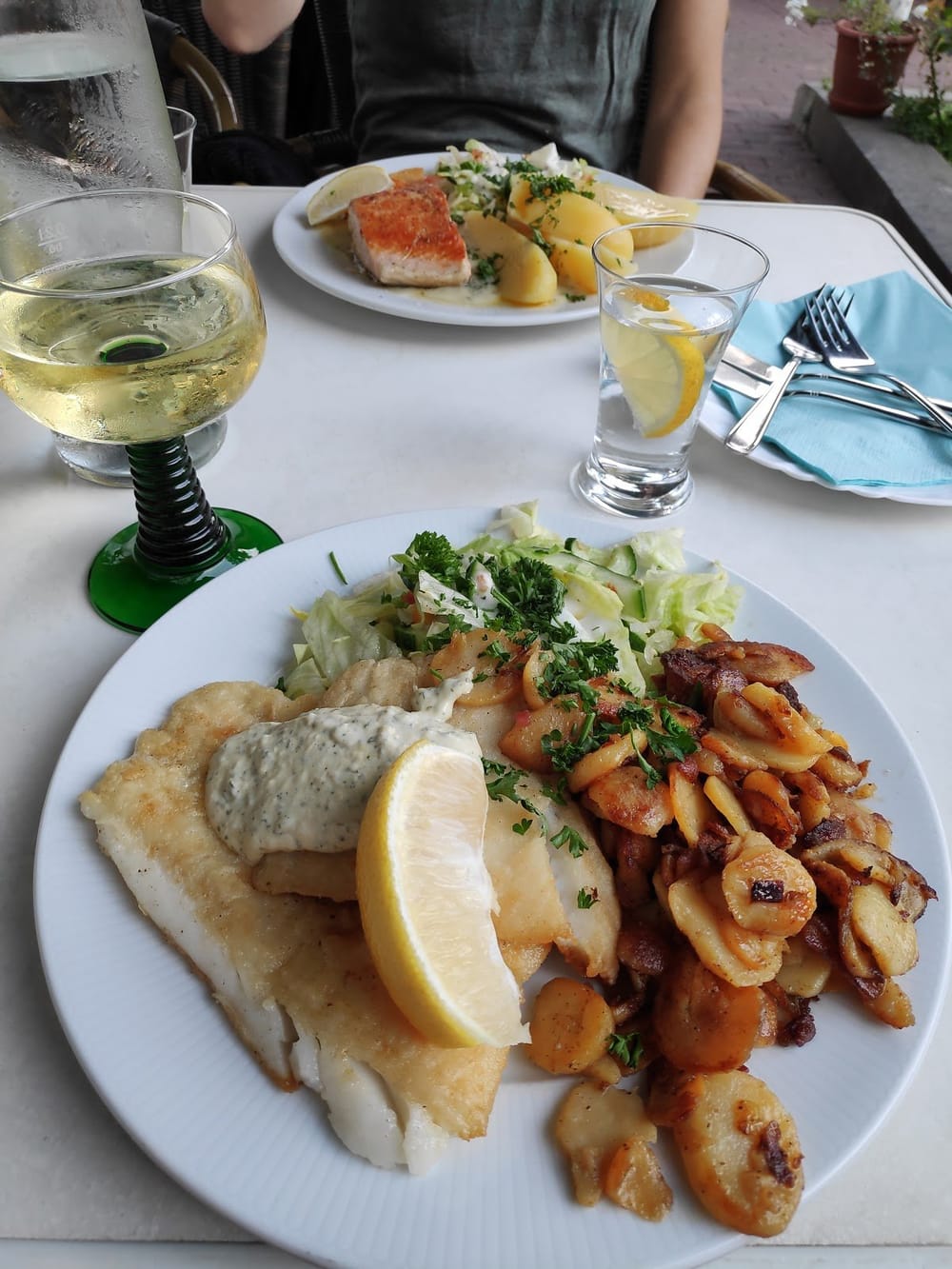 Gebratenes Fischfilet mit Bratkartoffeln und Remoulade