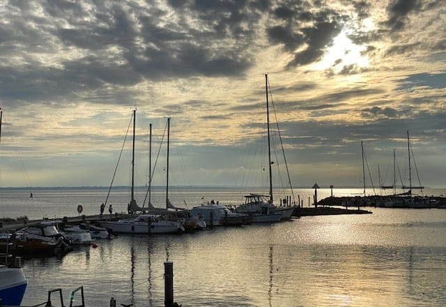 Hafen mit Segelbooten im Abendlicht